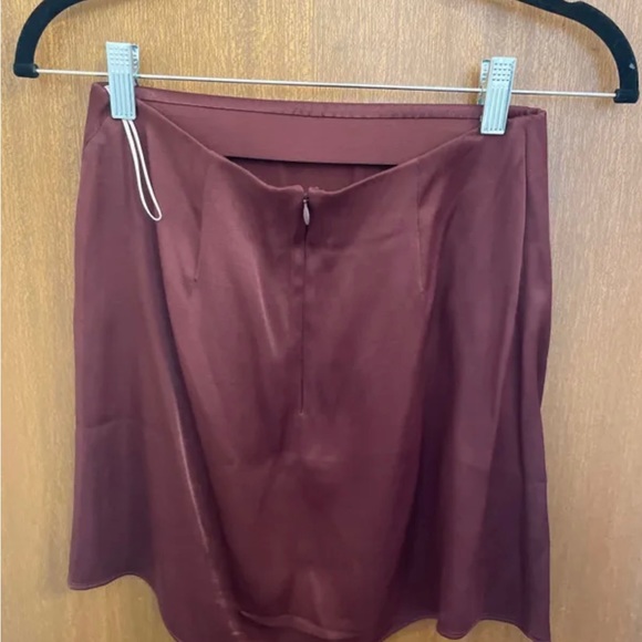 Aritzia size 2 satin skirt - Picture 4 of 4
